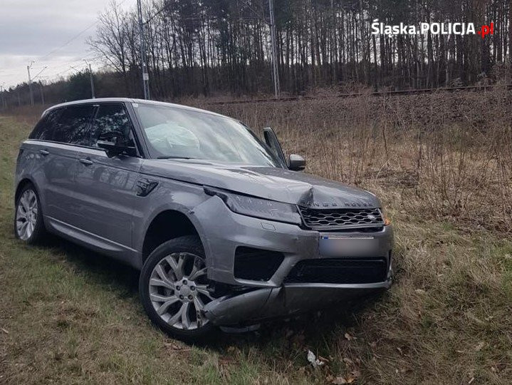 Uciekali skradzionym Range Roverem. Policjanci ruszyli w pościg. Padły strzały