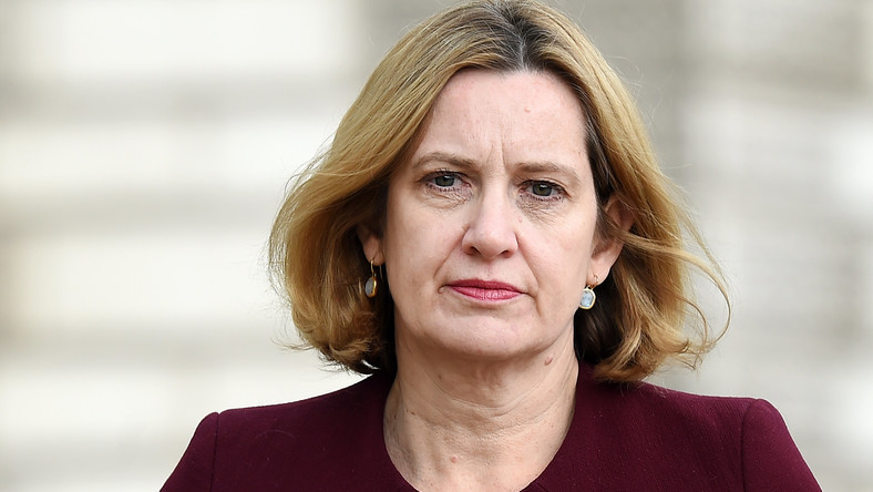 Brytyjska minister spraw wewnętrznych Amber Rudd podała się wczoraj wieczorem do dymisji ze względu na skandal dot. polityki migracyjnej i celów deportacyjnych przyjętych przez jej resort. Premier Theresa May przyjęła jej rezygnację ze stanowiska.