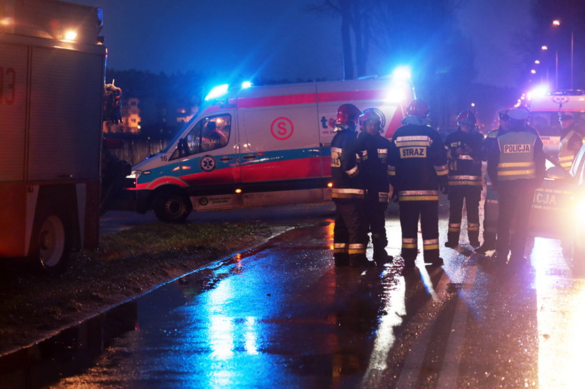 Rozwalił mazdę i uciekł. Ranni koledzy zostali w aucie 