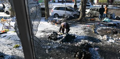 Przerażający widok. Zwłoki pod kocami na bazarze