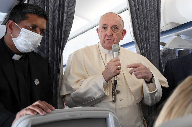 Papież Franciszek podczas konferencji na pokładzie samolotu