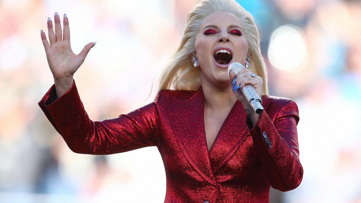 Lady Gaga zaśpiewa hymn podczas ceremonii zaprzysiężenia Joego Bidena na prezydenta Stanów Zjednoczonych. Natomiast Tom Hanks będzie gospodarzem specjalnego programu telewizyjnego, który zostanie wyemitowany wieczorem.