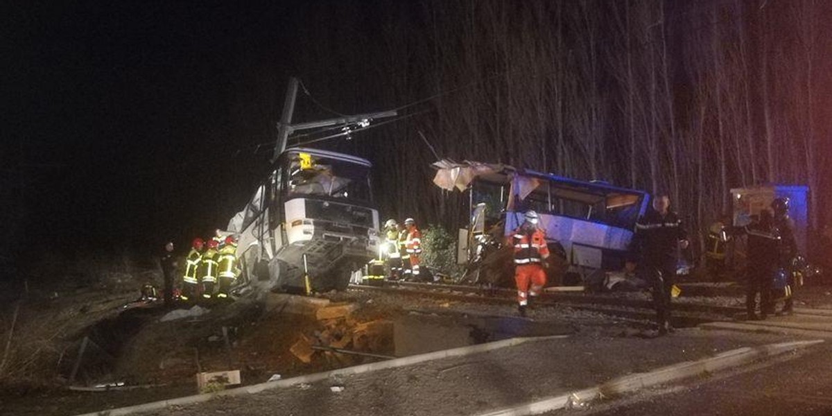 Autobus zderzył się z pociągiem. Zginęły dzieci 