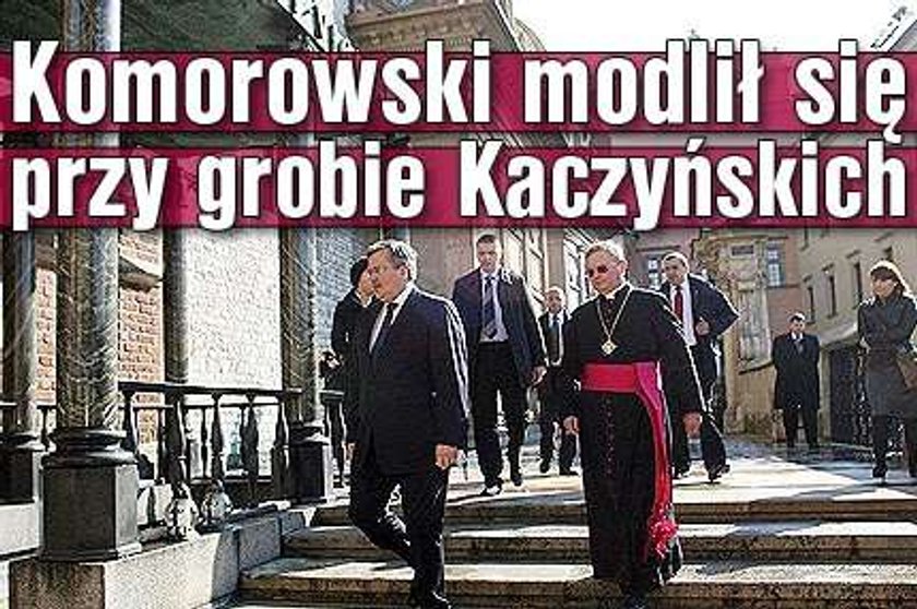 Komorowski modlił się przy grobie Kaczyńskich