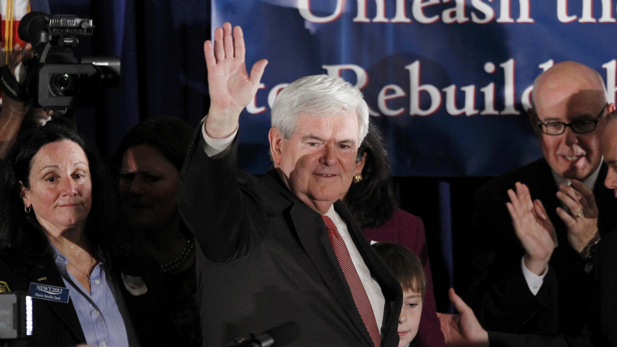 Zwycięzca sobotnich prawyborów republikańskich w Karolinie Południowej Newt Gingrich stara się iść za ciosem i dziś wezwał Amerykanów do poparcia go w walce o nominację prezydencką i wpłat donacji na jego kampanię wyborczą.