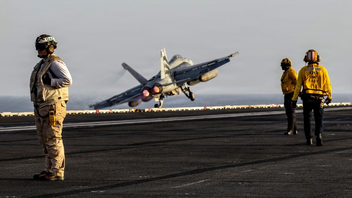 Borbeni avion F/A-18E "super hornet" poleće sa nosača "Abraham Linkoln" na početku operacije Epski bes protiv Irana 1. aprila