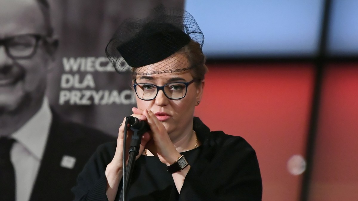 "Zwracam się więc do Was – liderów życia politycznego, naukowego, religijnego, aktywistów i działaczy społecznych – z apelem. Nie możecie, nie możemy udawać, że język nienawiści nas nie dotyczy, że to się dzieje poza nami. Jesteście, jesteśmy, my wszyscy i każde z nas z osobna, odpowiedzialni za postawienie tamy mowie, która niesie pogardę, ból i śmierć" - pisze w liście otwartym Magdalena Adamowicz, wdowa po zamordowanym prezydencie Gdańska Pawle Adamowiczu.