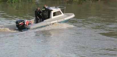 Dramat nad Wisłą. Dziewczyna kurczowo trzymała się betonowego nadbrzeża i wołała o pomoc. Resztką sił przytrzymywała nieprzytomną koleżankę