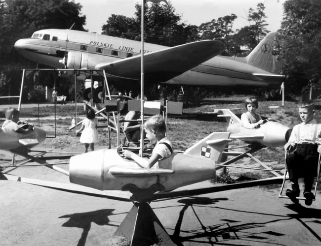 Stary samolot LOT służył jako kawiarnia w osrodku wczasowym Zwiazku Zawodowego Transportowców i Drogowców w Sobieszewie.