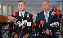 'Patologiczny proceder drugich lewych pensji'. PO chce dostać od premiera listę tych, którzy dostali nagrody