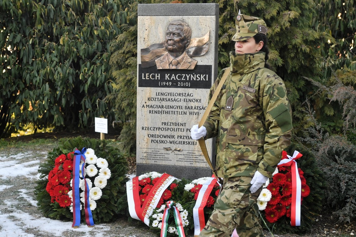 Uroczystość odsłonięcia tablicy pamięci prezydenta RP Lecha Kaczyńskiego