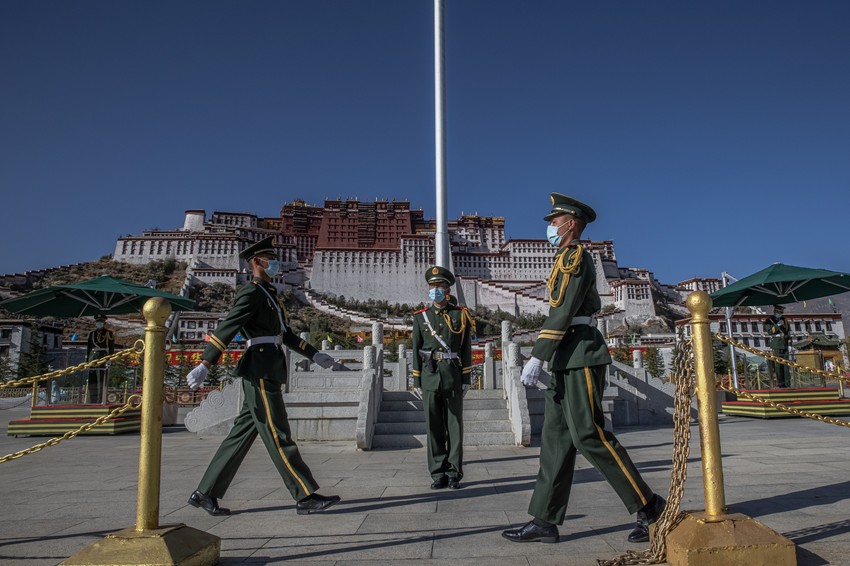 Kineski vojnici na trgu ispred Potale u Lasi