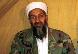 Ogolony, w kowbojskim kapeluszu. Tak bin Laden żył w ukryciu