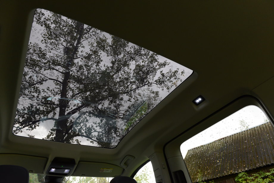 Ford Tourneo Connect 1.5 EcoBoost może mieć panoramiczny dach. Nie jest to drogi dodatek, ale tak naprawdę całkowicie zbędny.