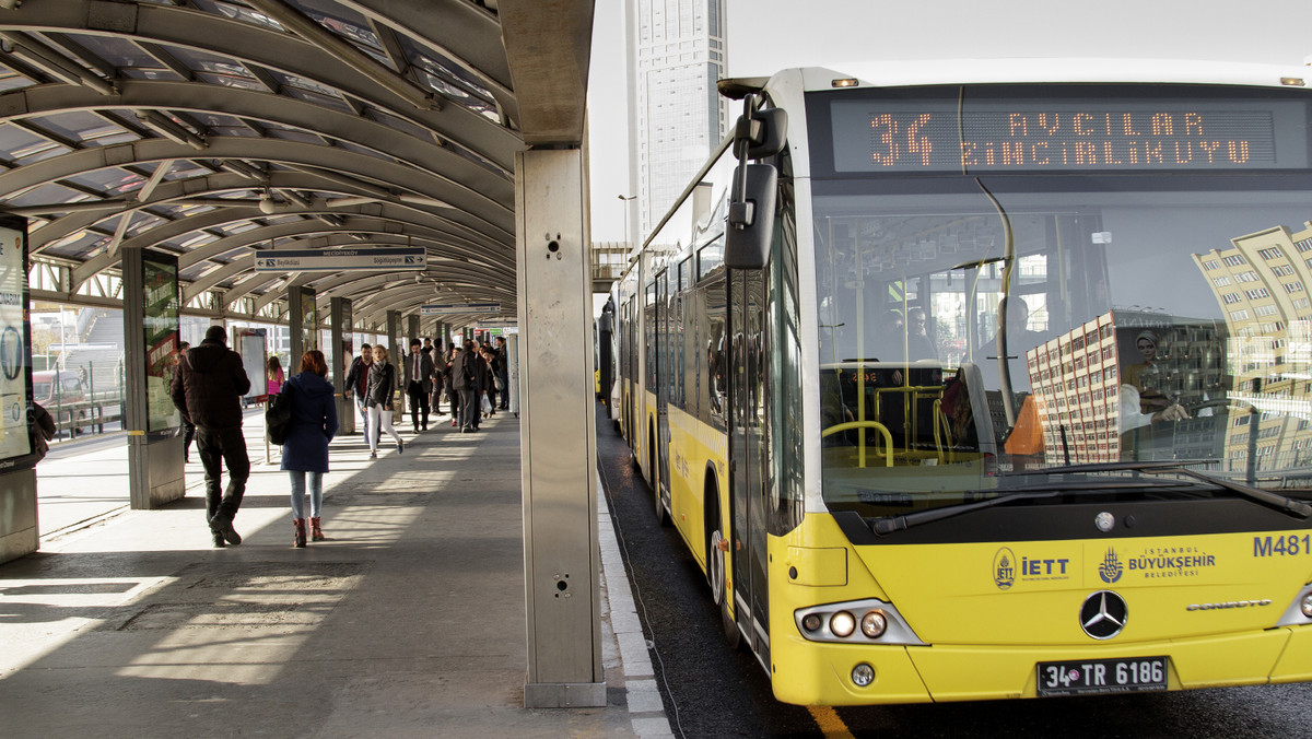 W Turcji najszybciej i najwygodniej jeździ się autobusami, i to zarówno na krótkich, jak i długich trasach. Pociągi, w przeciwieństwie do autobusów, nie dojeżdżają wszędzie, a poza tym są od nich o wiele wolniejsze, chociaż są wyjątki. Turcja pracuje nad szybkimi połączeniami kolejowymi, a to może bardzo ułatwić podróżującym życie. Połączenia pomiędzy mniejszymi miejscowościami, jeśli nie dojeżdża tam duży autobus, zapewnia przeważnie tzw. dolmuş, czyli po prostu minibus.