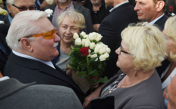 Tłum skandował "Lech Wałęsa" pod Pomnikiem Poległych Stoczniowców. Były prezydent: Musimy jeszcze raz się poderwać