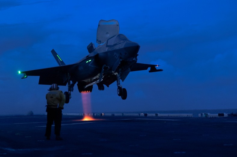 F-35B lądujący na amerykańskim okręcie desantowym USS America (LHA-6).