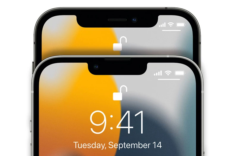 Notch, a więc ciemne wcięcie w wyświetlaczu na aparat przedni i system Face ID, w iPhonie 13 (u dołu) jest wyraźnie węższy niż w dwunastce (u góry)