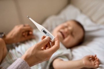 A kislányomnak 40 fokos láza van, nem tudom levinni, mit tegyek? Az orvos válaszol