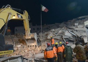 Ruševine hotela u gradu Adijaman, na jugositoku Turske i spasilačke ekipe posle razornog zemljotresa u februaru 2023. godine | Foto: AFP