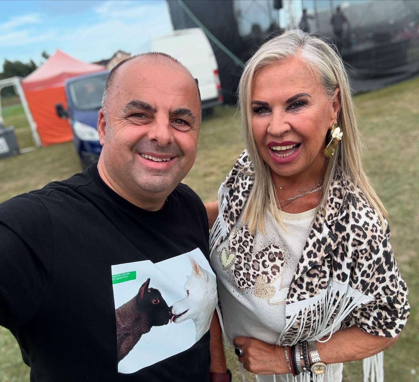 Moderátor Richard Vrablec a speváčka Eva Máziková. 