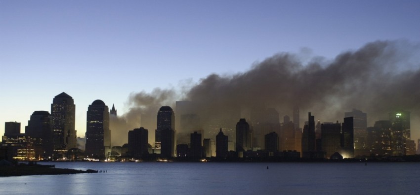 Dim iznad uništenih kula bliznakinja u Njujorku ujutro 12. septembra 2001. nakon terorističkog napada