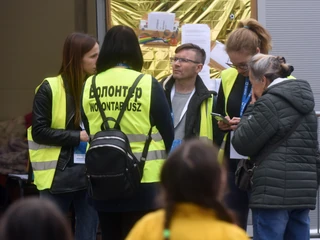 Ofiarność ludzi i pospolite ruszenie całego społeczeństwa jest wspaniałe, ale jest również druga strona medalu: ci, którzy pomagają, są często pozostawieni sami sobie i nie mogą liczyć na niczyje wsparcie