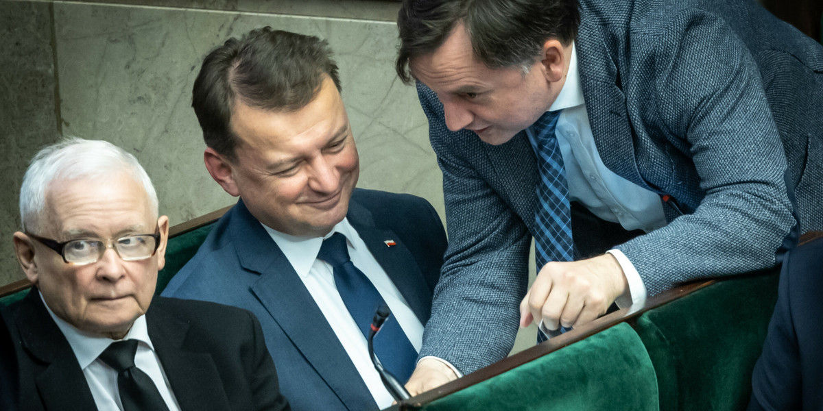 Zbigniew Ziobro (z prawej) i Mariusz Błaszczak (w środku) na nagrody w 2023 r. wydali w swoich resortach aż 23 mln zł.
