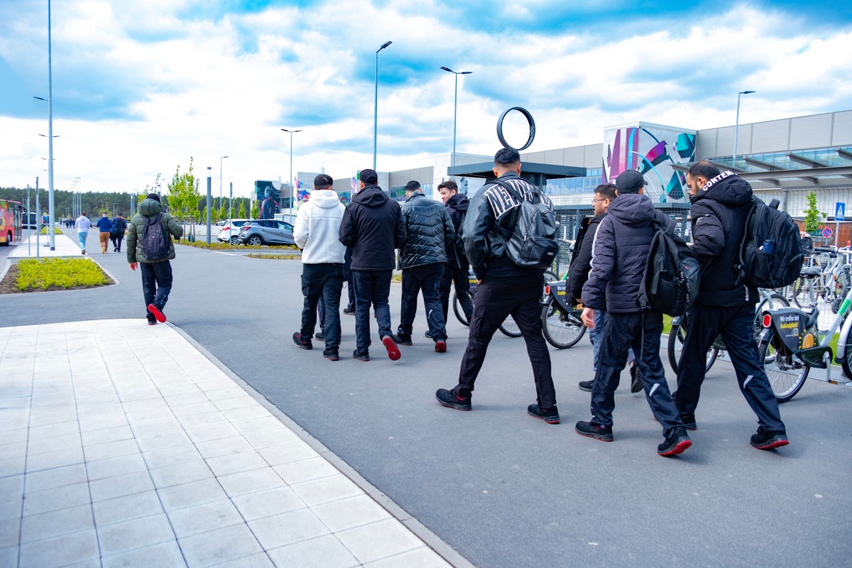 Diverse,Workers,Group,Employees,Streams,Towards,Entrance,Tesla's,Gigafactory,,Ready