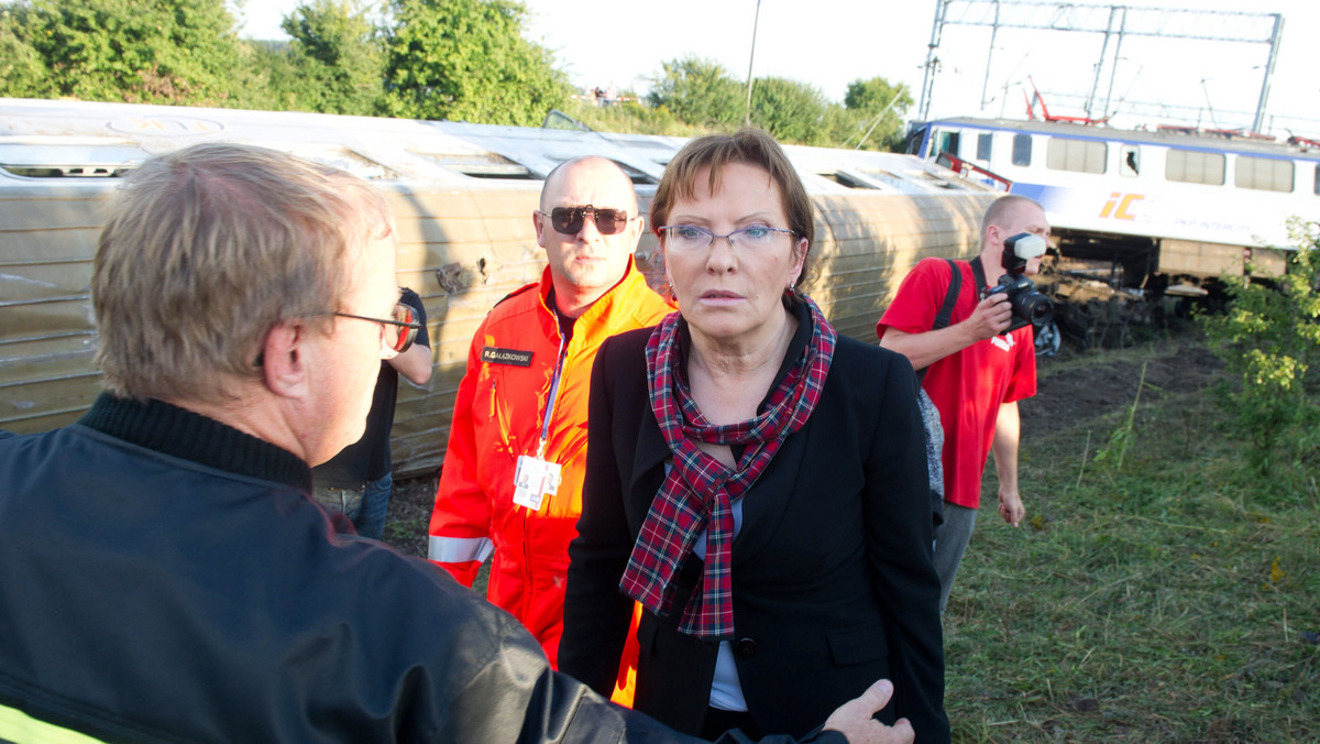 Minister zdrowia Ewa Kopacz odwiedziła szkołę w Babach, do której po wypadku pociągu relacji Warszawa-Katowice przewieziono ok. 150 jadących nim pasażerów.