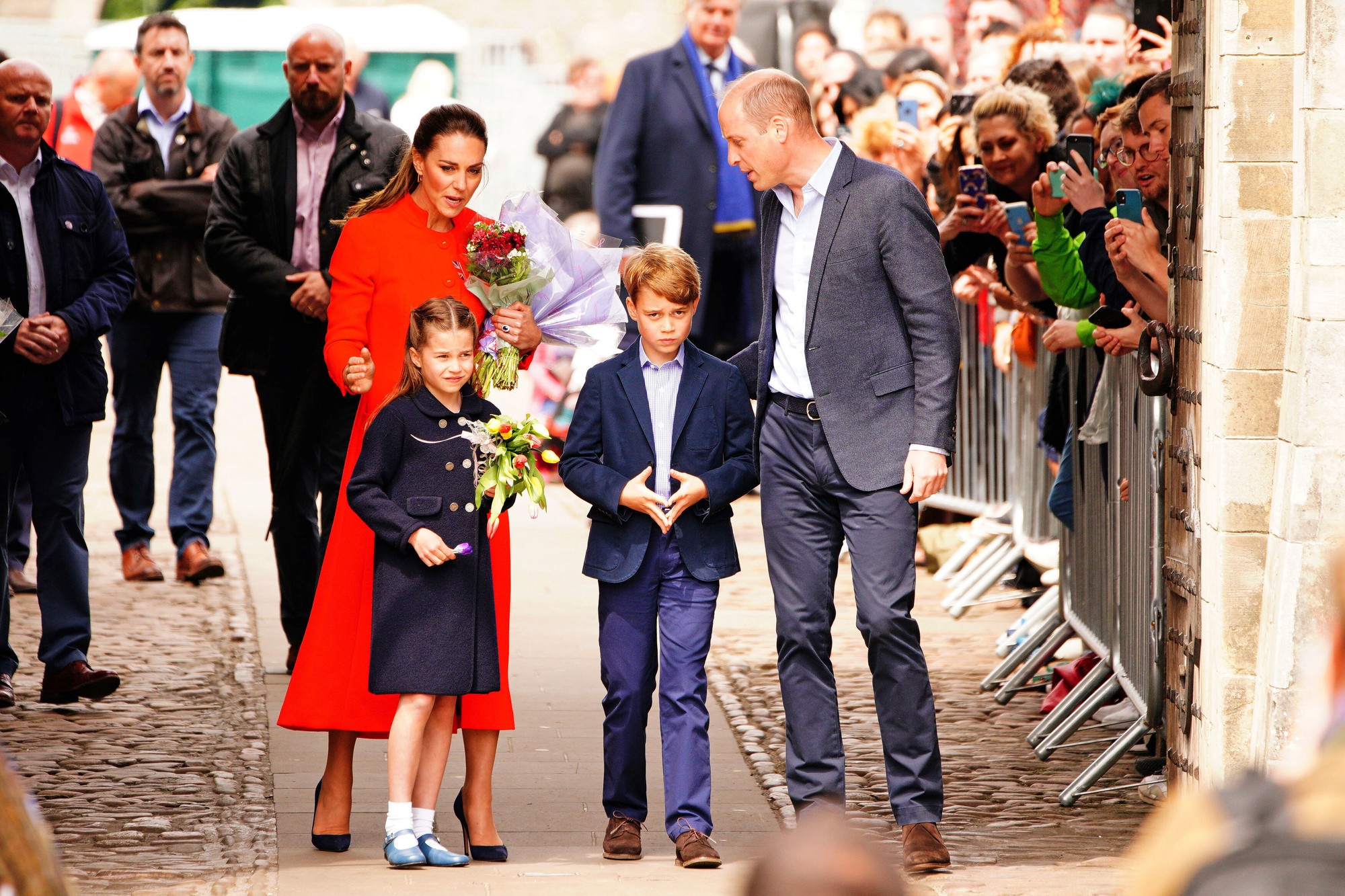 Princ William, Kate, vojvodkyňa z Cambridgeu a ich deti princ George a princezná Charlotte na zámku v britskom Cardiffe.