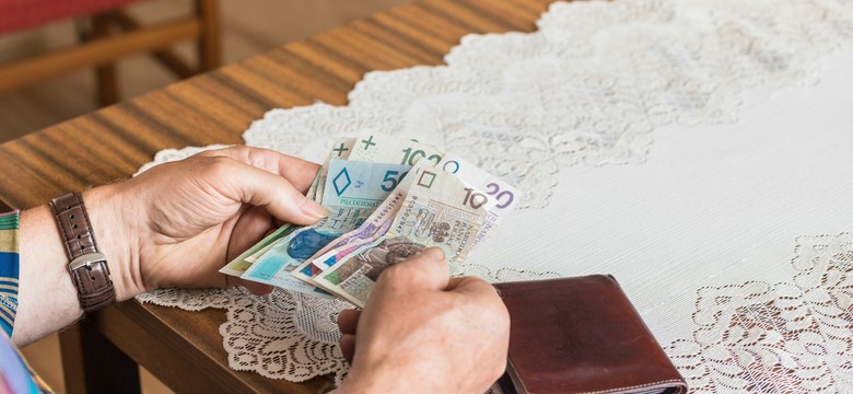 350 plus dla emerytów bez limitu dochodów. ZUS wypłaci co miesiąc ekstra dodatek