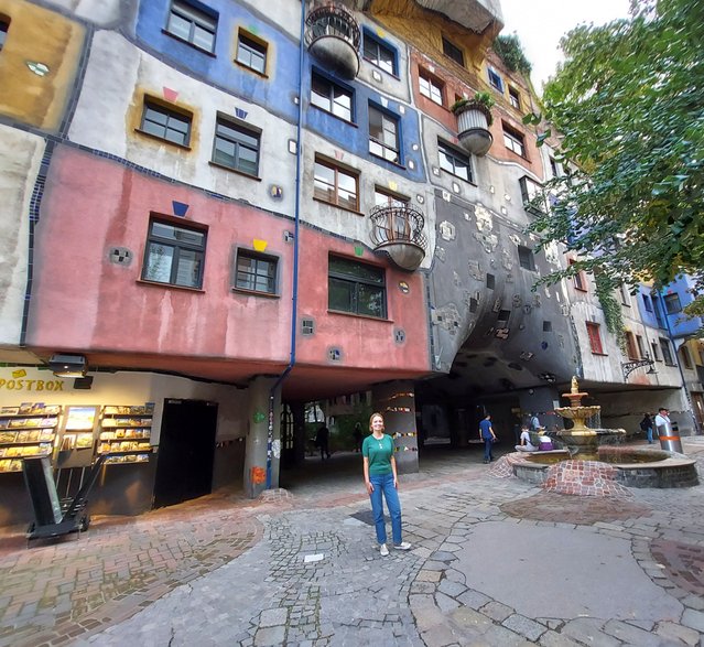 Autorka tekstu przy Hundertwasserhaus