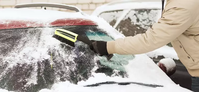 Jeśli tak odśnieżasz auto, możesz dostać mandat