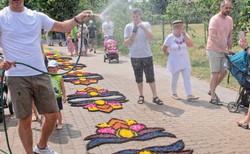 Tradycja dywanów kwiatowych na procesje Bożego Ciała na liście UNESCO