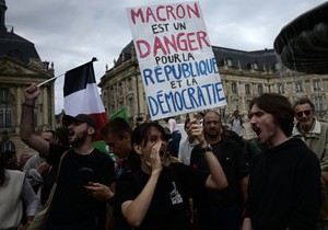 Protest protiv odluke Makrona u Bordou
