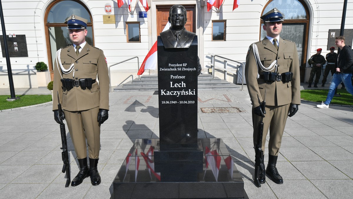 Popiersie śp. Lecha Kaczyńskiego został dziś odsłonięte przed siedzibą Dowództwa Garnizonu Warszawa. Pomnik powstał prawdopodobnie z inicjatywy MON. Stołeczny Ratusz podkreśla, że stoi on tam nielegalnie, ponieważ na umieszczenie jakiegokolwiek obiektu w strefie konserwatorskiej wymagana jest stosowna zgoda, a do urzędu nikt nawet o nią nie wystąpił. Jak podaje PAP, monument ma zostać przeniesiony do budynku DGW.