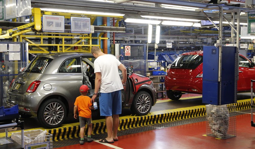 Do tyskiego zakładu nie dotarła dotąd żadna informacja ze strony zarządu koncernu FCA o nowym modelu, który miałby być w przyszłości wytwarzany w Tychach – spekulacje na jego temat pojawiają się od kilku lat, kiedy zakład zaprzestał produkcji Fiata Panda, co poskutkowało zmniejszeniem produkcji o ponad połowę wobec rekordowego poziomu ponad 600 tys. aut w 2009 r.<br><br>
Dzień Rodzinny GCA Poland w fabryce Fiat Chrysler Automobiles w Tychach <br><br>(mr) PAP/Andrzej Grygiel