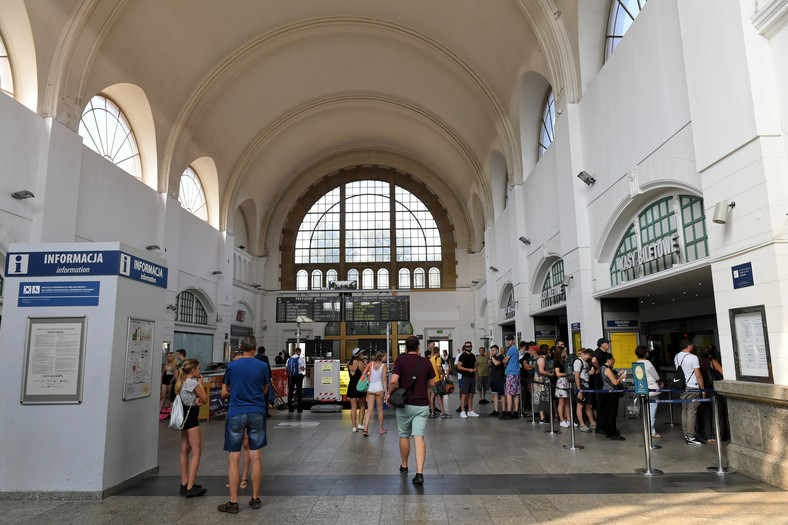Wnętrze dworca w 2019 r. przed remontem