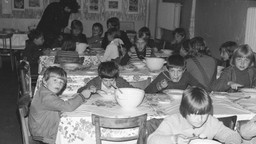 QUIZ o czasach PRL. Kultowe przysmaki z podwórka i szkoły. Kto nie jadł, polegnie