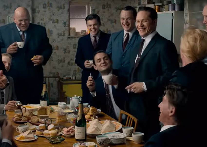 Film "Legenda", Edžerton stoji u sredini