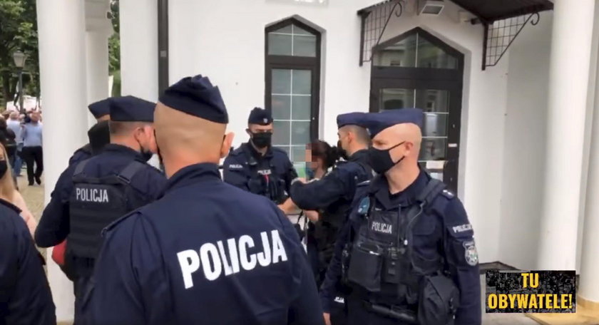 Policjanci ruszyli na kobietę. Protestowała przeciw Dudzie. Drastyczny FILM