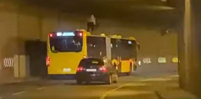 Kiedy filmy akcji wejdą za mocno. Mężczyzna "surfował" na dachu autobusu jadącego tunelem