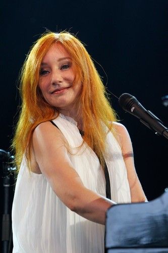 Tori Amos podczas koncertu na festiwalu Bonnaroo w 2010 roku