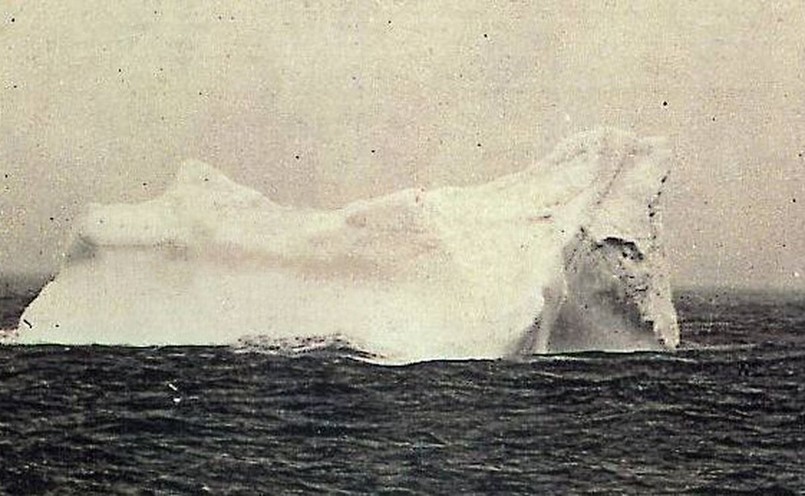 Góra lodowa, z którą prawdopodobnie zderzył się Titanic (zauważono na niej ślady czerwonej farby, jaką pokryta była podwodna część statku)