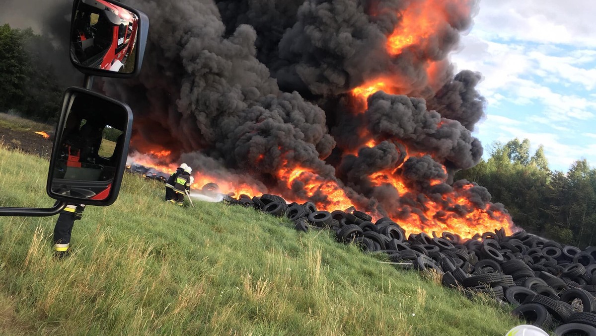 Pożar opon w Wojcieszycach.  Trwa dogaszanie pogorzeliska