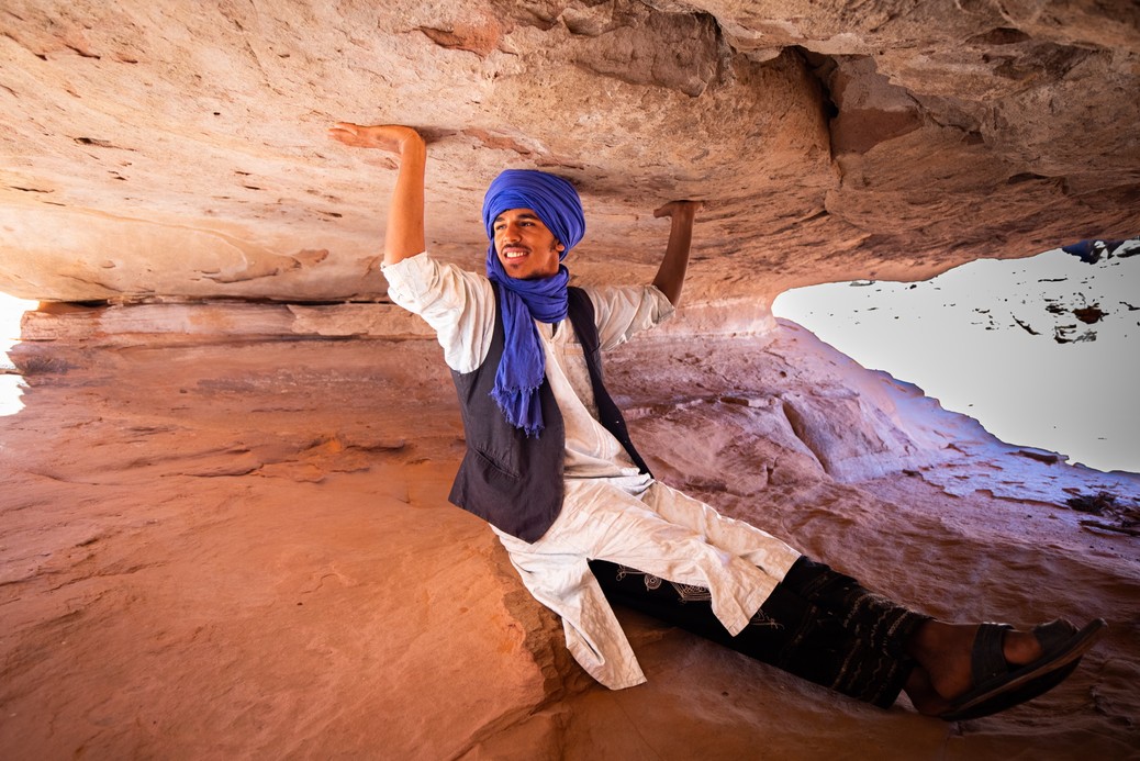 Sulejman, lider zespołu Ì mâśĺan ňašsof, nie ma jeszcze dwudziestki, a gra na gitarze od prawie 10 lat. Tuareski blues to dla niego okno na świat. Muzykę traktuje jak kobietę swego życia