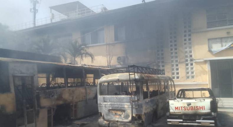 Des bus de transport de personnes incendiés devant les locaux qui abritent l'école de journalisme à l'Université Cheikh Anta Diop.