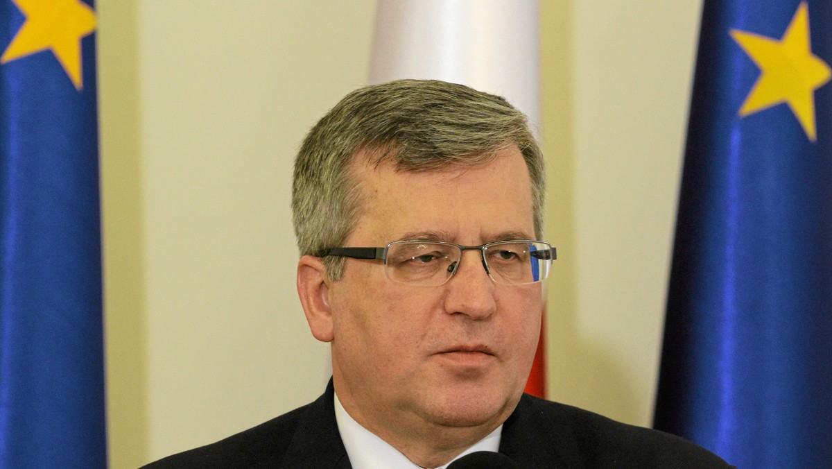 Prezydent Bronisław Komorowski podpisał w poniedziałek ustawę związaną z reformą systemu dowodzenia armią. Nowelizacja ustawy o ministrze obrony pozwoli zmniejszyć liczbę centralnych dowództw, zmieni też rolę Sztabu Generalnego.