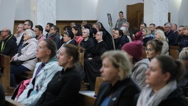 Kościół liczy wiernych, ale parafie nie podają danych. Księża komentują